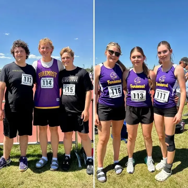 Un grupo de estudiantes de Foremost School está con ropa deportiva en una pista de atletismo al aire libre.