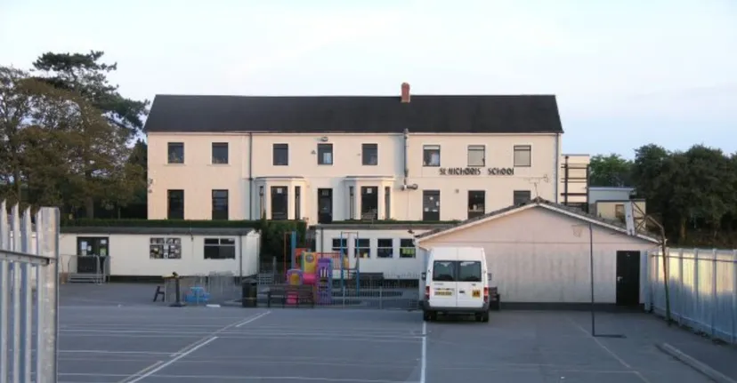 L'edificio a più piani con tetto nero e piazzale nel campus della St. Michael’s School.