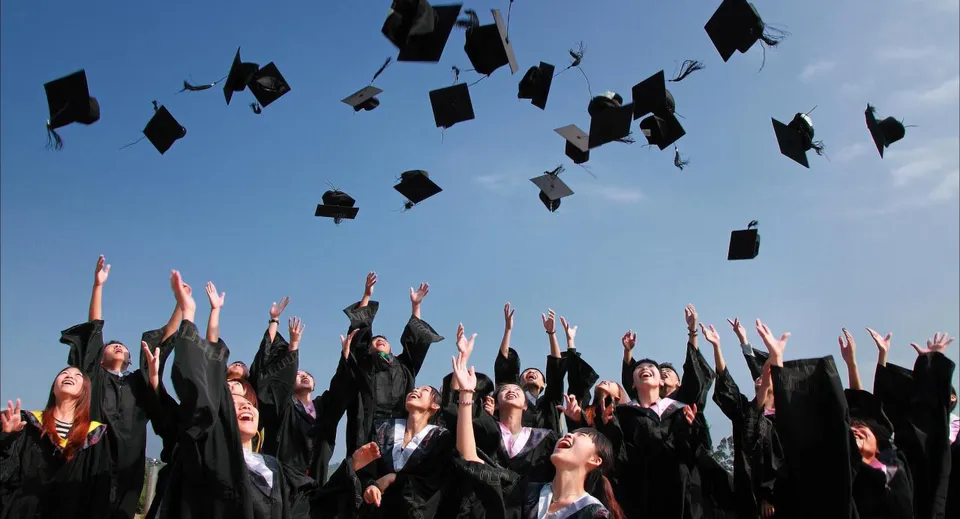 I diplomati del Clark County School District lanciano i loro cappelli in aria durante la cerimonia di diploma.