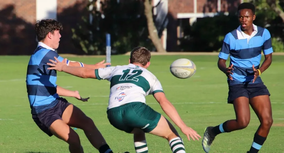 Due giocatori di rugby lottano durante una partita sul campo del campus del Woodcrest State College.