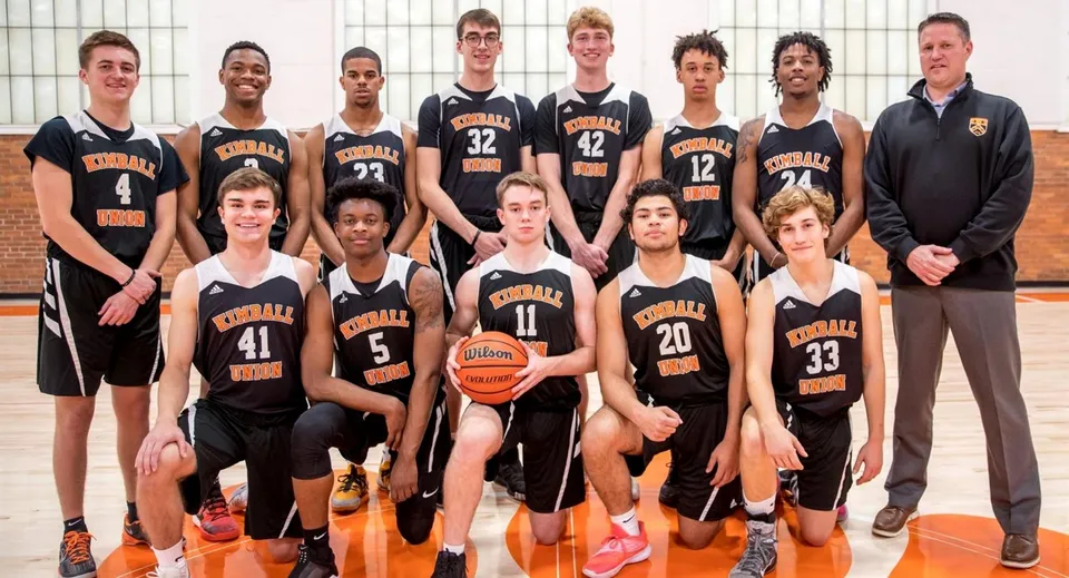 Un gruppo di giovani giocatori di basket posa nella palestra della Kimball Union Academy.