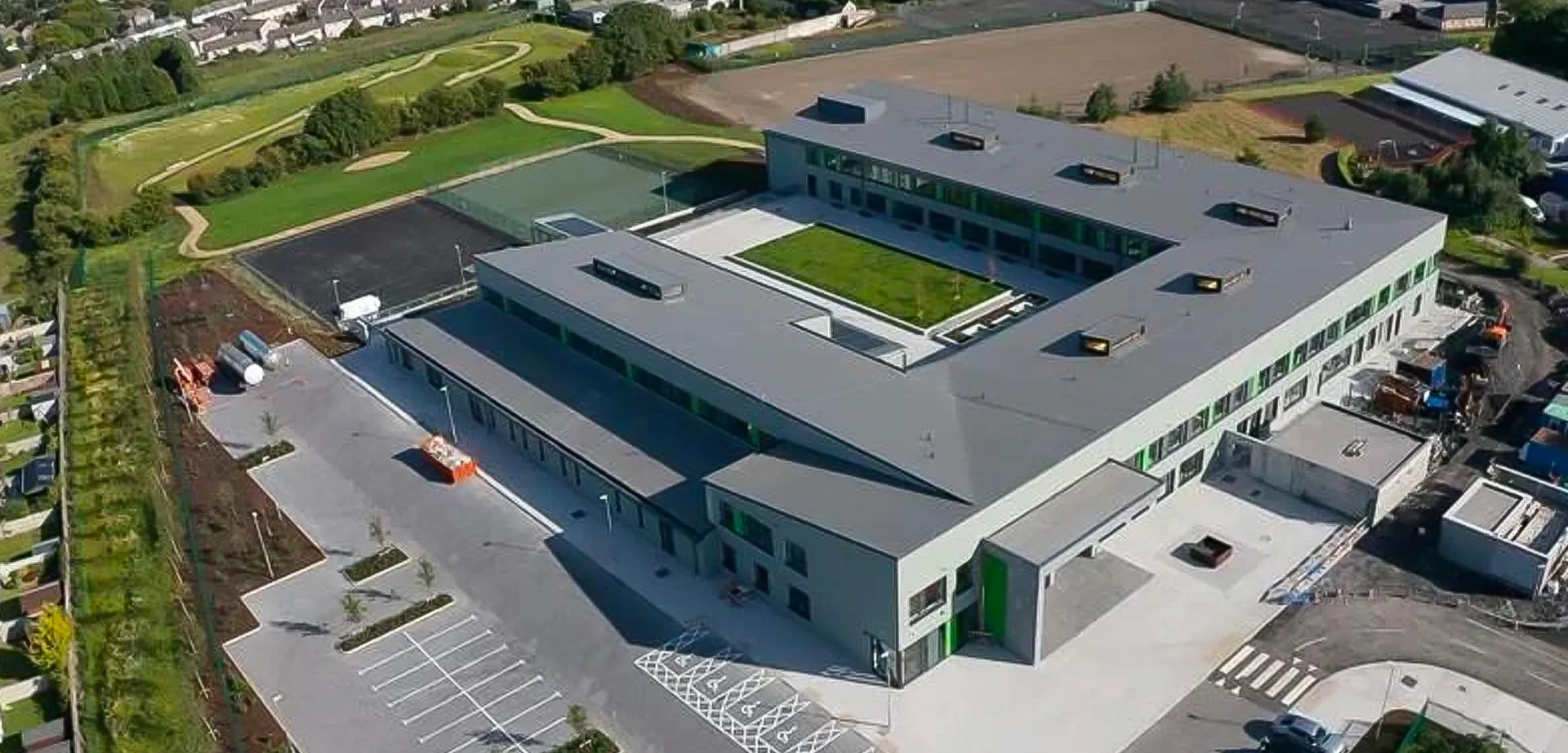 L'edificio moderno a più piani con tetto verde nel campus della St. Mary’s Secondary è circondato da prati.