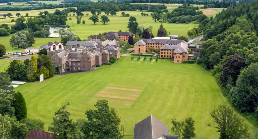 Paesaggio con un'ampia tenuta e dintorni verdi nel campus della Strathallan School.