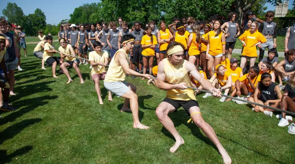 Gli studenti della Groton School partecipano a un'attività di gruppo sul campo verde.