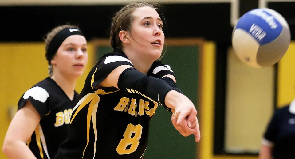 Una giocatrice di pallavolo della Blenheim District High School colpisce la palla durante una partita in palestra.