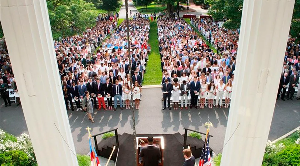 Un grande gruppo di studenti si raccoglie nell'area esterna del campus della Episcopal High School.