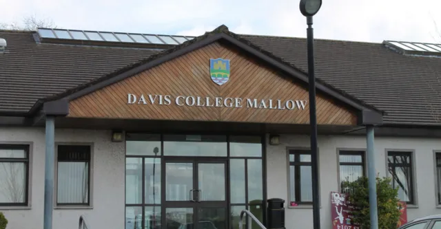 L'edificio in legno del Davis College Mallow è circondato da un'area pavimentata e da un lampione.