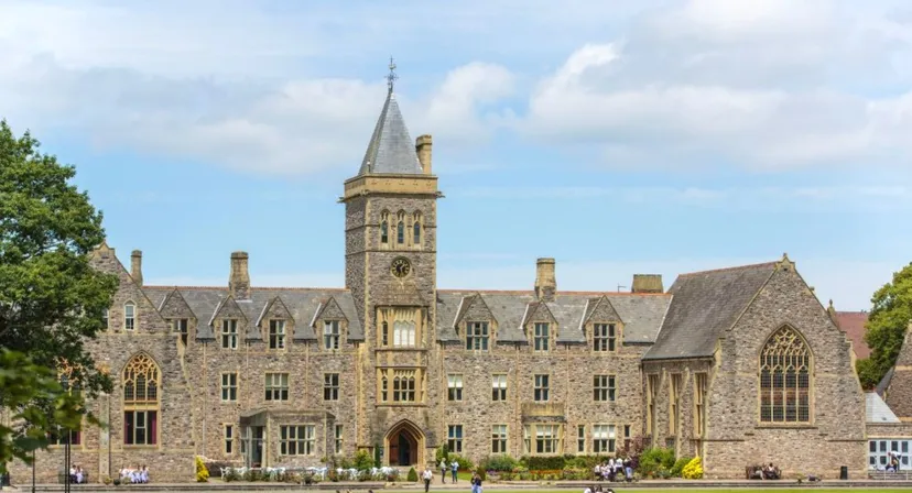 L'edificio principale in pietra di Taunton School con una torre dell'orologio centrale.