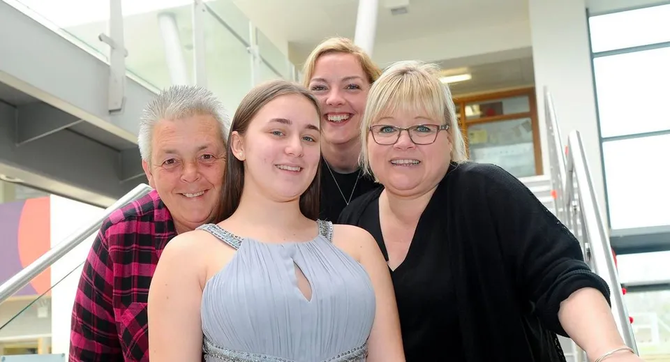 Un gruppo di quattro donne di diversa età è insieme nel corridoio del Havant College.