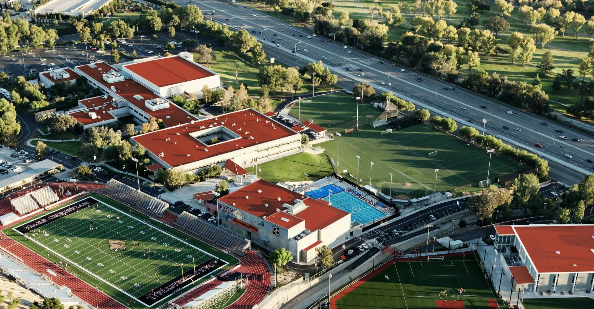 Vista aerea del campus con diversi edifici e campi sportivi della Oaks Christian School.