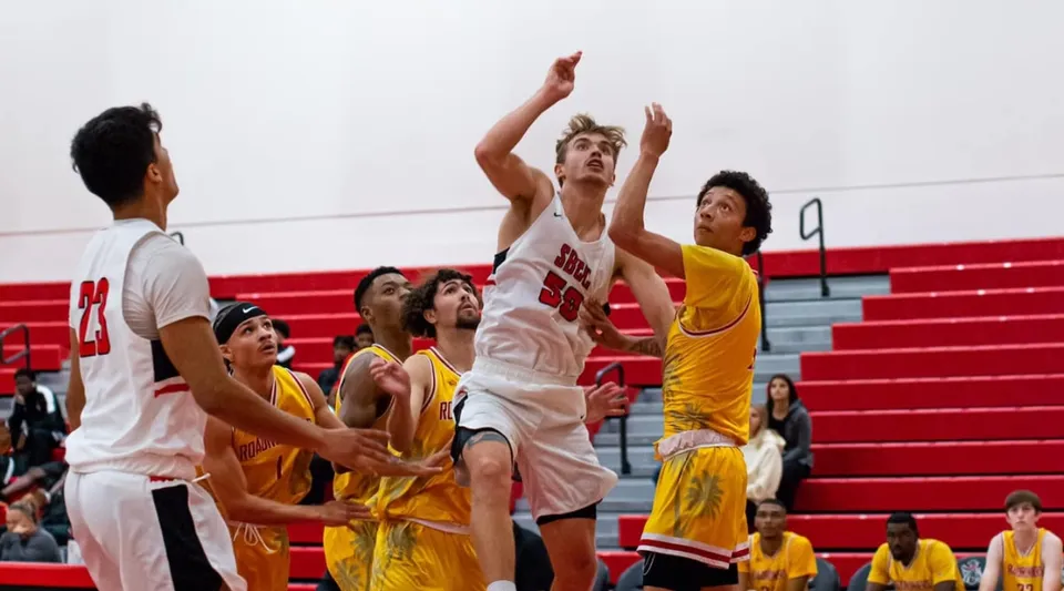 Alcuni studenti giocano una partita di basket sul campo da gioco del Santa Barbara City College.