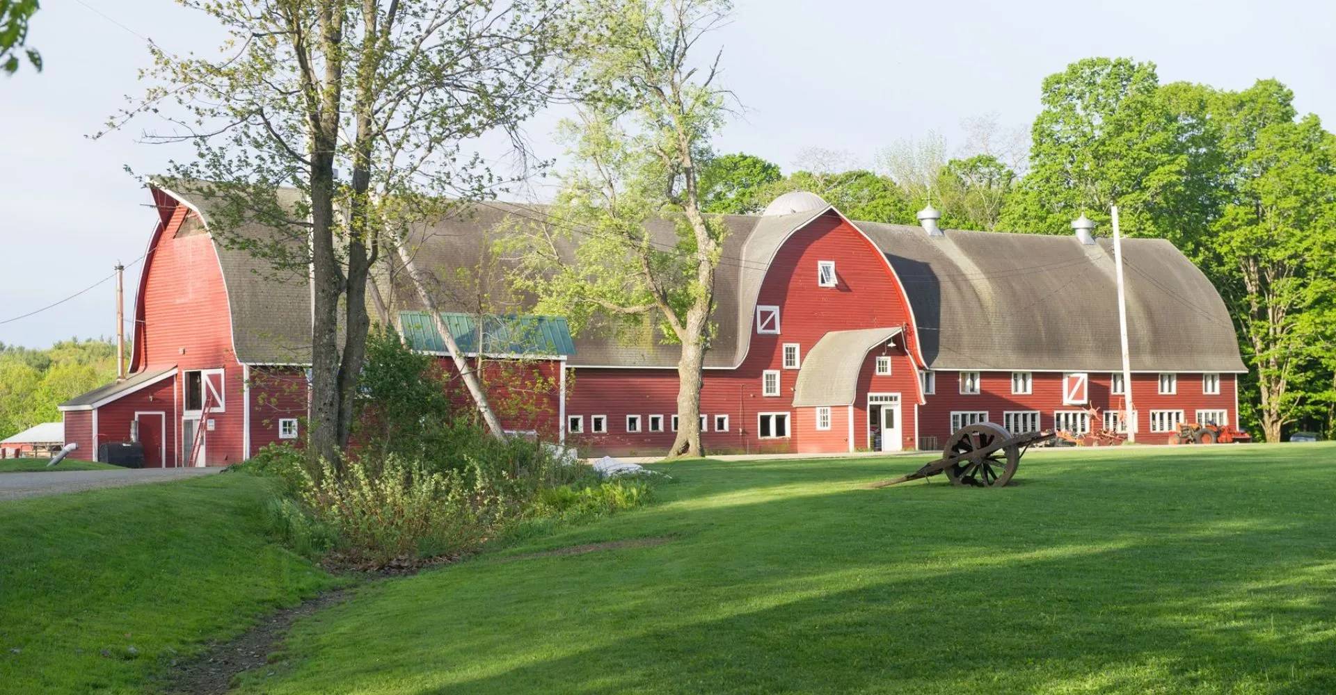 L'edificio rosso Barn dal design particolare nel campus della The Putney School, circondato da un paesaggio verde.