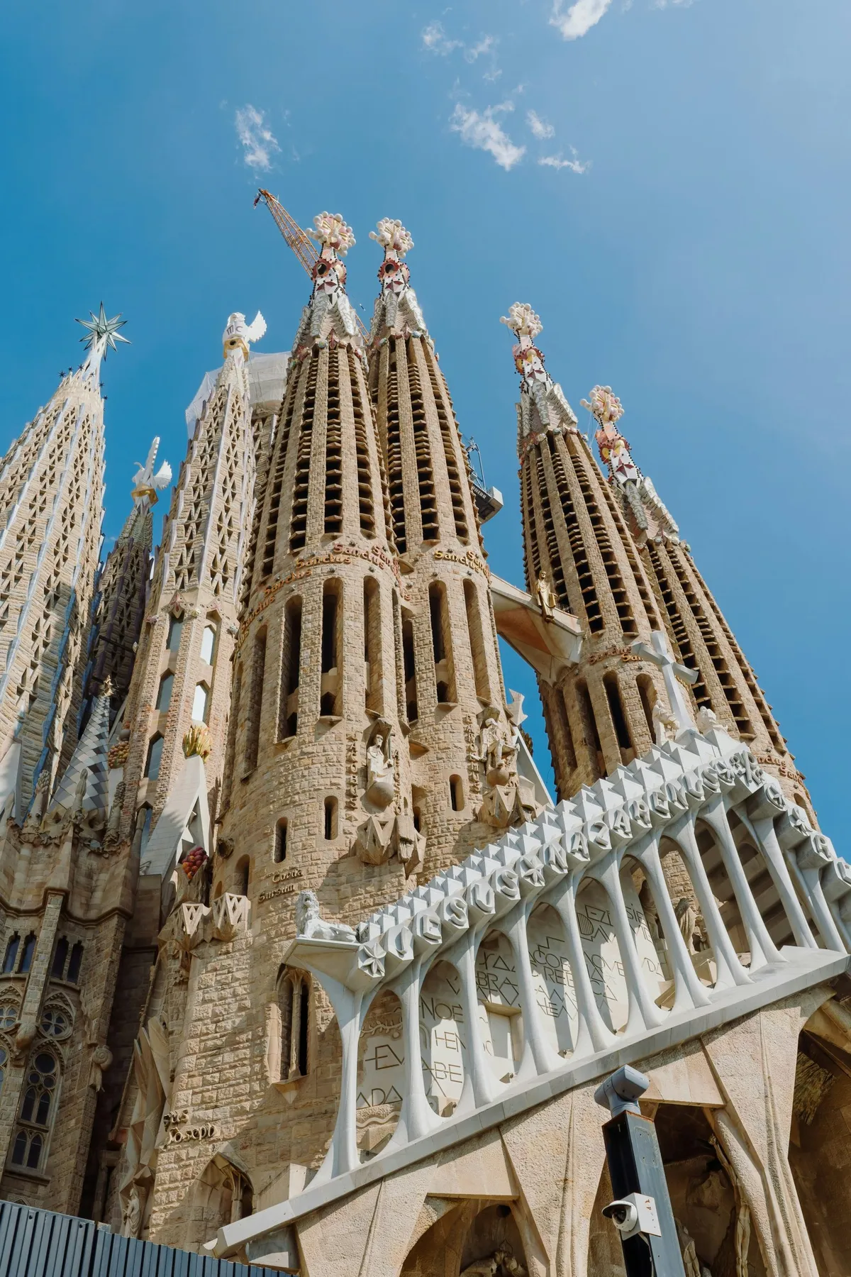 Le guglie della Sagrada Familia viste dal basso contro il cielo azzurro