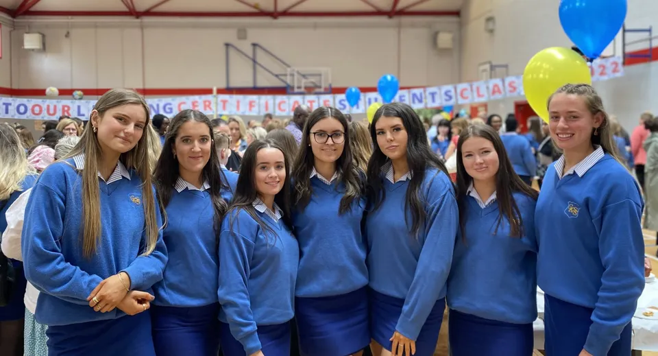 Un gruppo di studentesse in divisa blu è insieme a un evento della Highworth Grammar School.