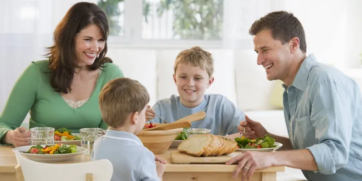 Gastfamilie beim gemeinsamen Abendessen am Küchentisch