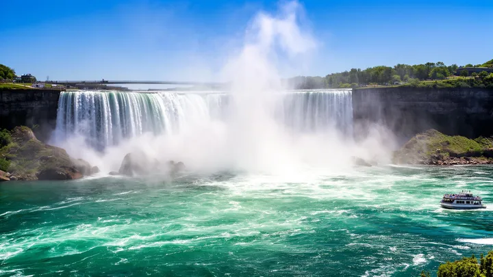 Die Niagarafälle mit Gäscht und einem Ausflugsboot