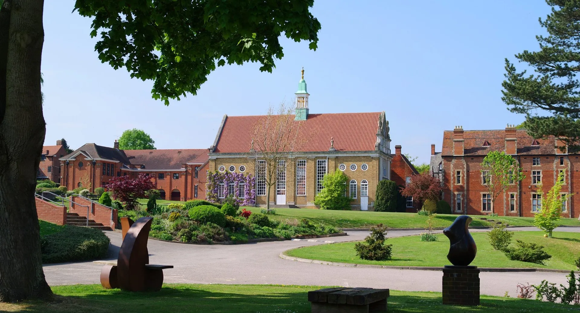 Il giardino curato con un sentiero sinuoso davanti all'edificio storico del Bishop’s Stortford College.