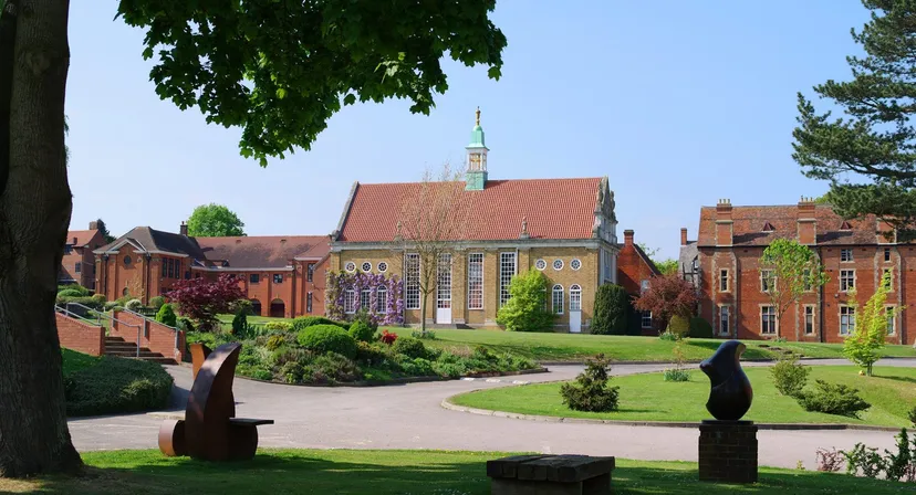 Il giardino curato con un sentiero sinuoso davanti all'edificio storico del Bishop’s Stortford College.