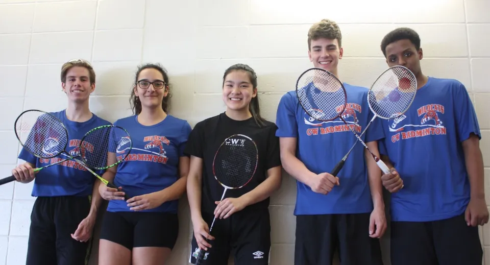 Un gruppo di studenti della Cairine Wilson Secondary School posa con racchette da tennis in una palestra.