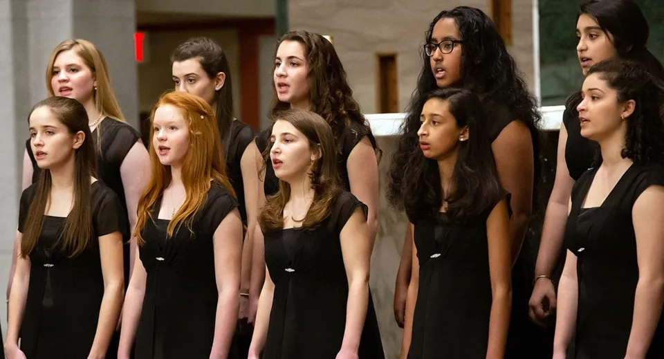 Un gruppo di giovani donne sta insieme nel corridoio del Virginia College.