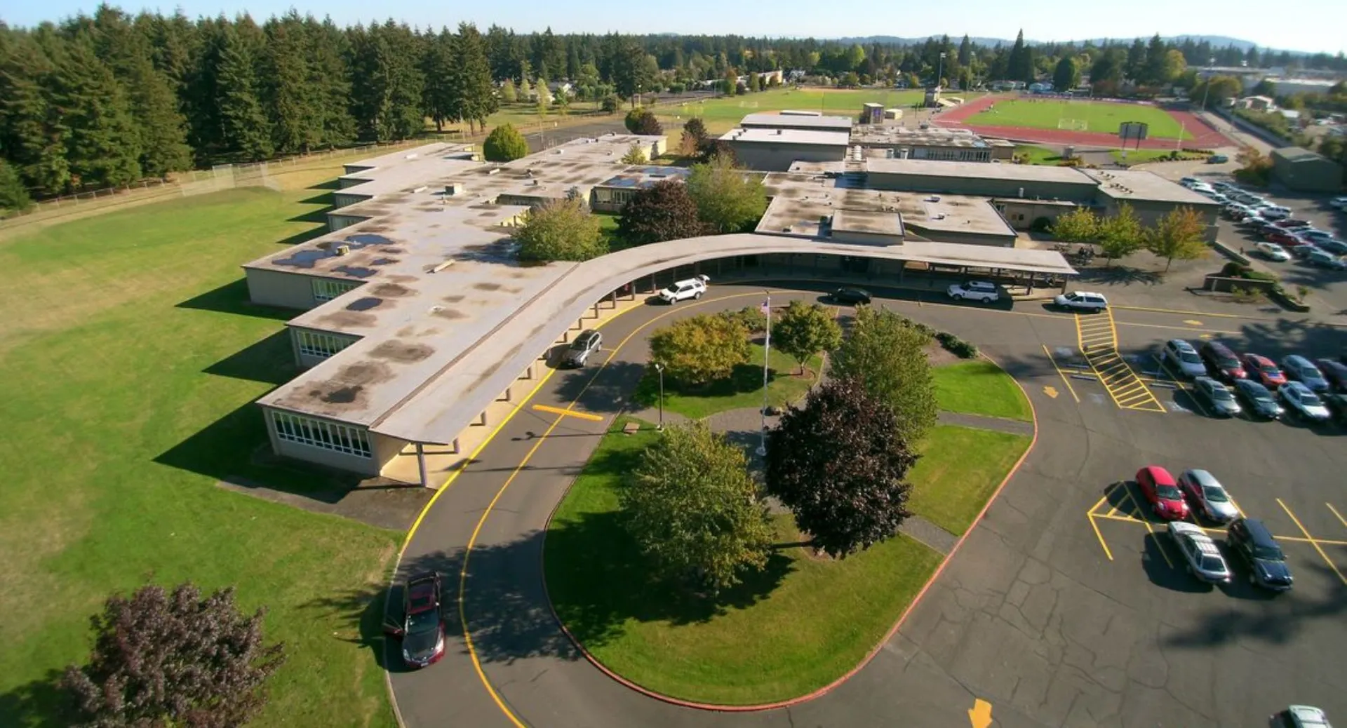 Vista aerea del campus della Portland Christian High School con edifici, parcheggio e campi sportivi.