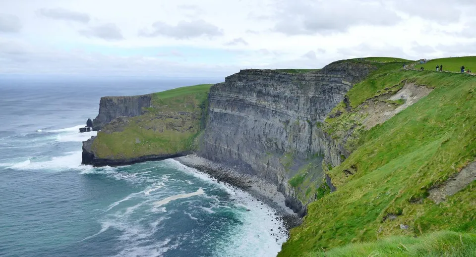 Scogliere con erba verde e vista sul mare nei pressi del Coláiste Mhuire (Ballymote).