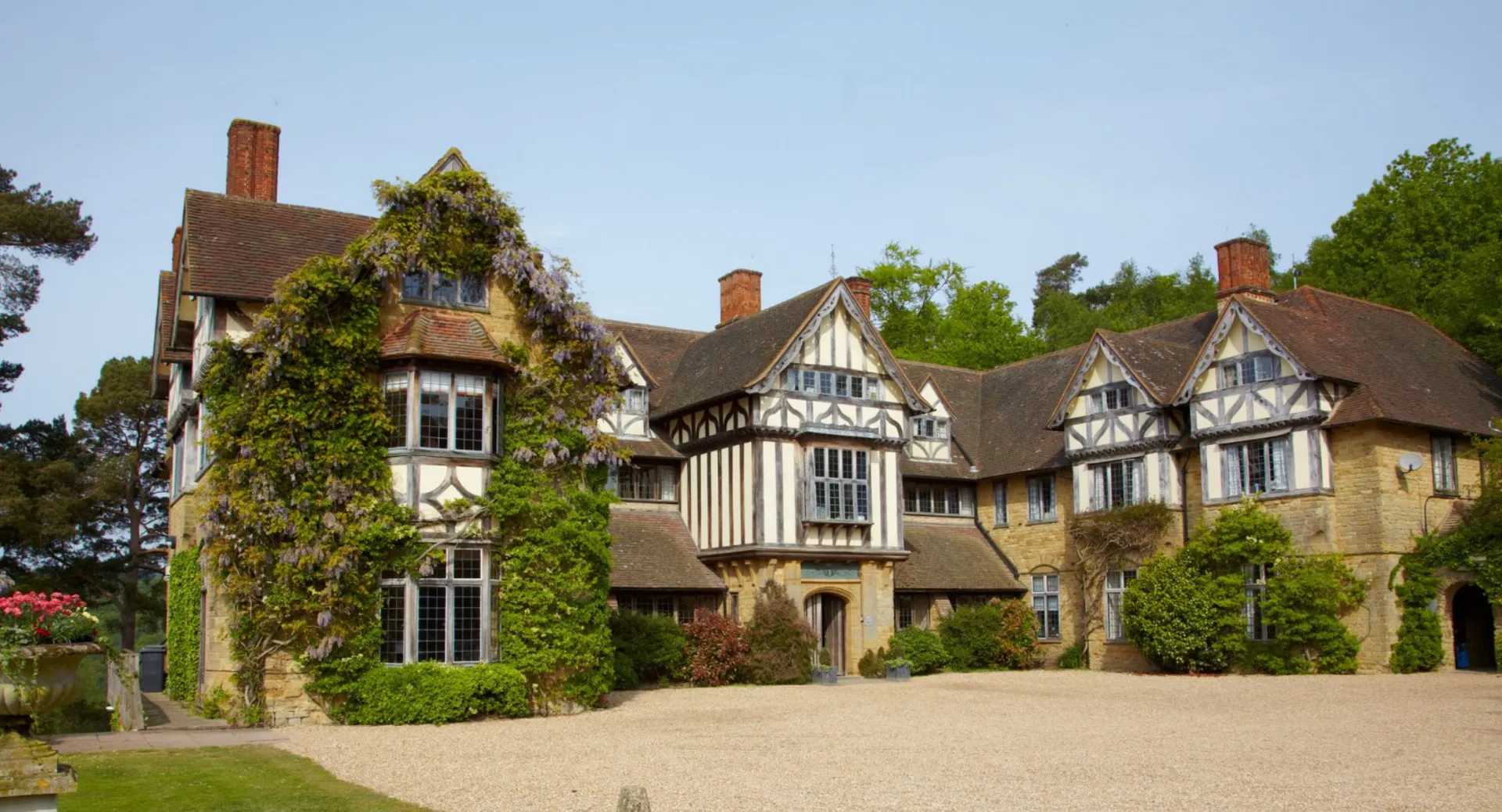La dimora in stile Tudor nel campus di Hurtwood House è circondata da un verde lussureggiante.