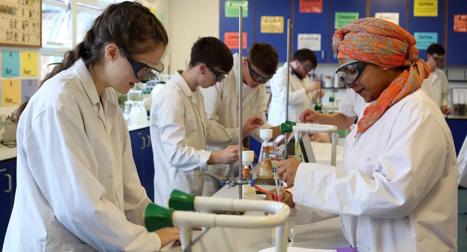 Studenti di Bodmin College conducono insieme un esperimento scientifico in laboratorio.