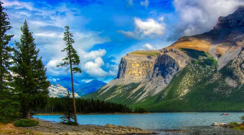 Lago di montagna con foreste di sempreverdi e pareti rocciose sotto un cielo blu presso la Lewisporte Collegiate.