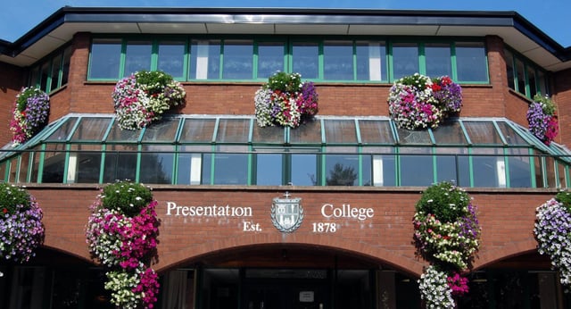 L'edificio in mattoni con grandi vetrate e fiori colorati si trova all'interno del campus del Presentation Brothers College.