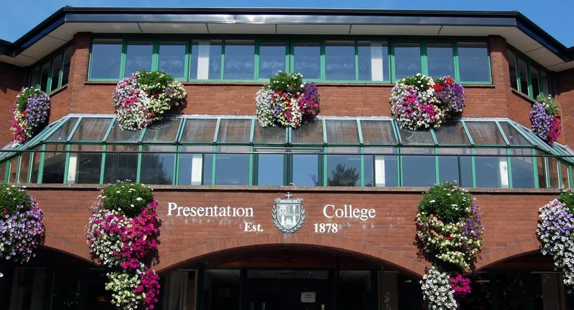 L'edificio in mattoni con grandi vetrate e fiori colorati si trova all'interno del campus del Presentation Brothers College.