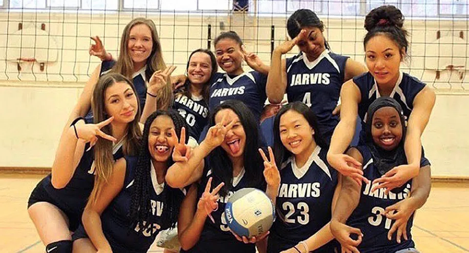 Un gruppo di giovani studentesse del Jarvis Collegiate Institute in divisa sportiva posa insieme in una struttura sportiva.