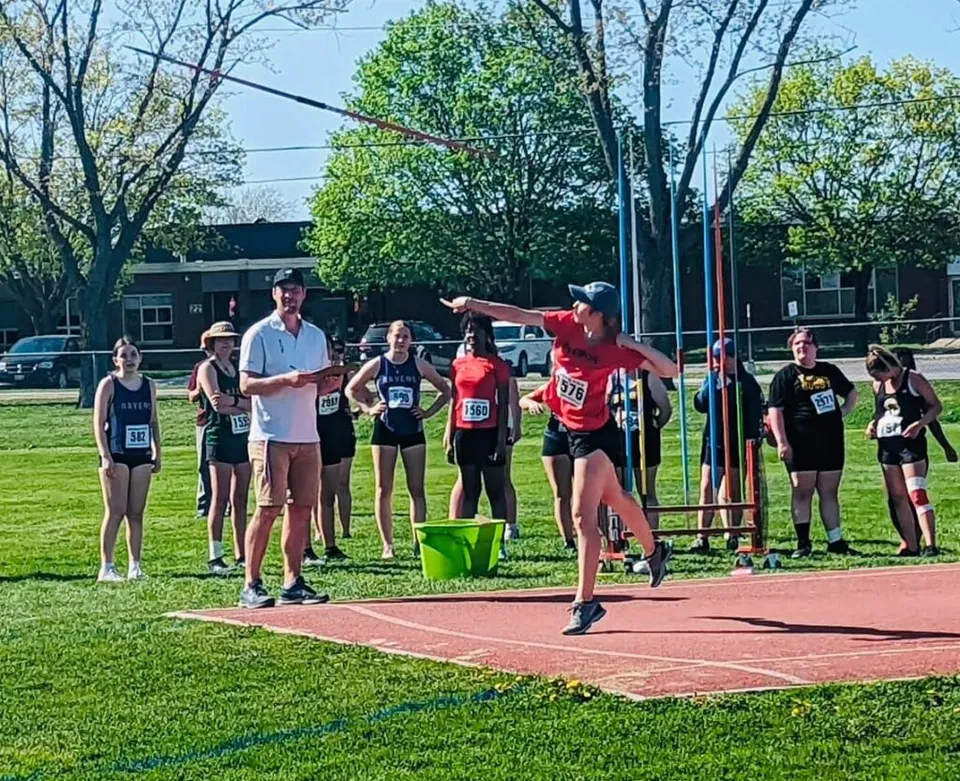 Un gruppo di studenti partecipa a una gara di atletica leggera nell'impianto sportivo della École secondaire publique Marc-Garneau.