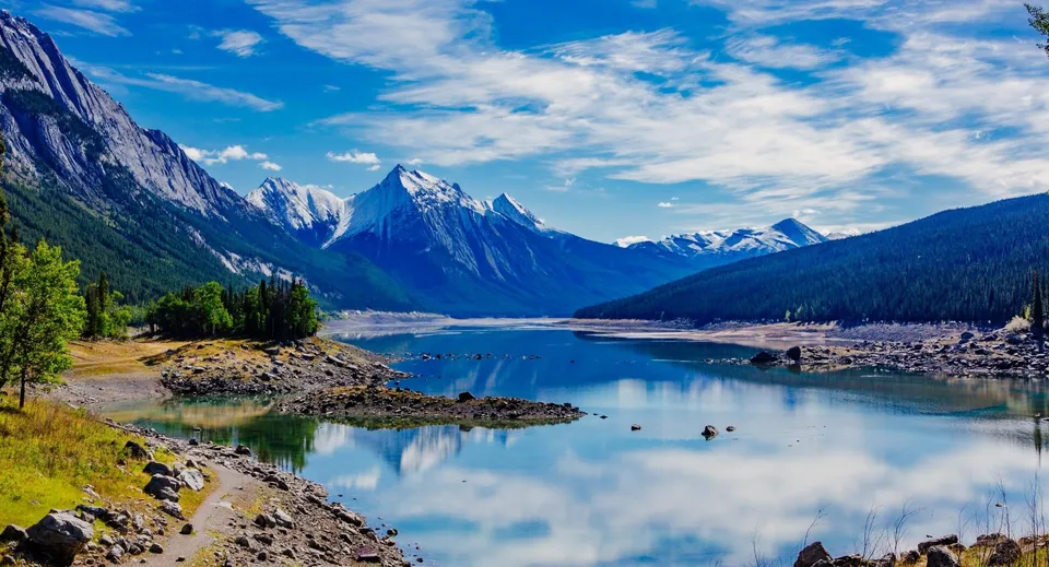 Un lago alpino con acque cristalline e montagne innevate visibile nella natura vicino alla Shawnigan Lake School.