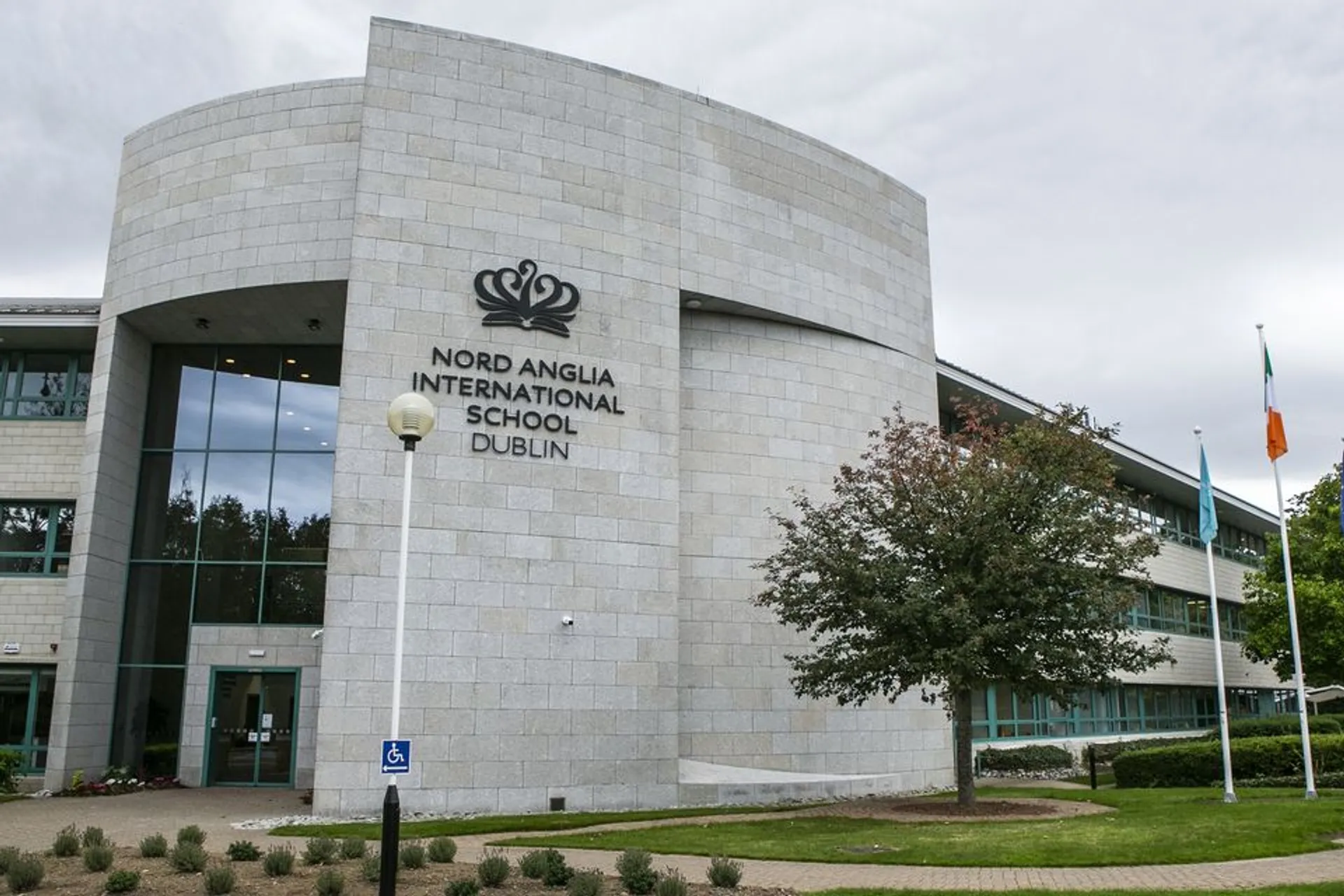 La facciata moderna della Nord Anglia International School Dublin con blocchi di pietra chiara e ampie vetrate.