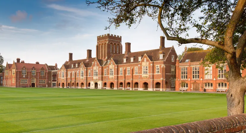 L'edificio storico in mattoni dell'Eastbourne College si trova davanti a un prato ben curato.