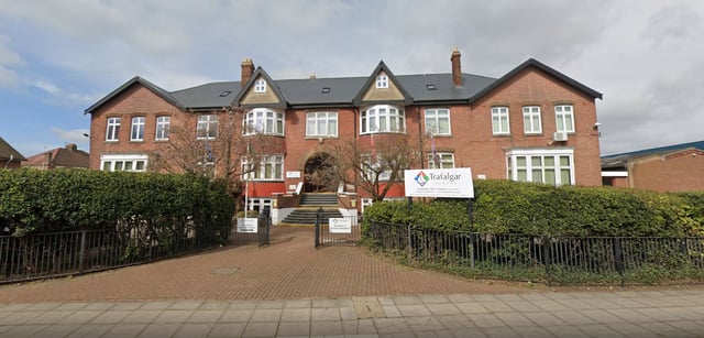 L'edificio in mattoni a più piani con finestre ad arco e tetto in tegole si trova nel campus della Trafalgar School.