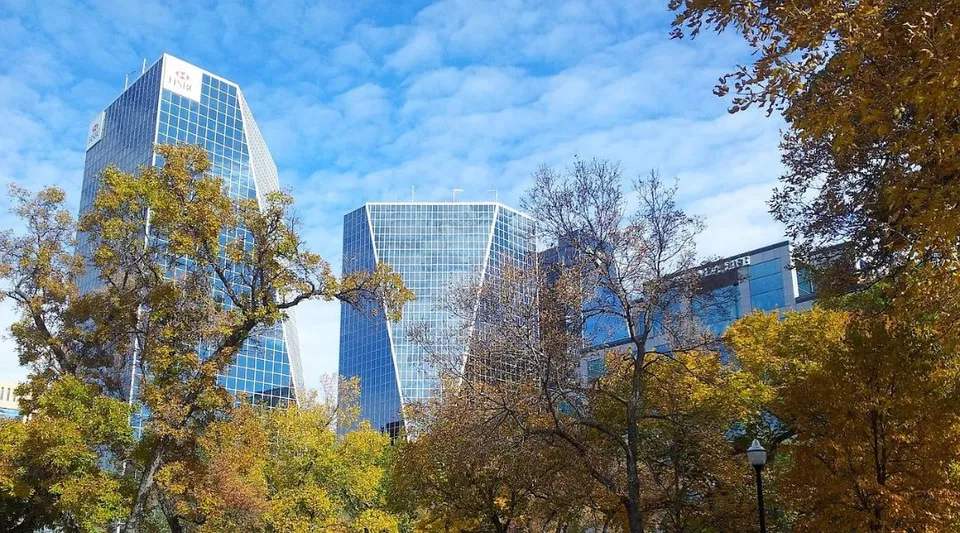 Paesaggio autunnale con alberi davanti ad alti edifici a vetrate nei pressi della North Dundas District High School.