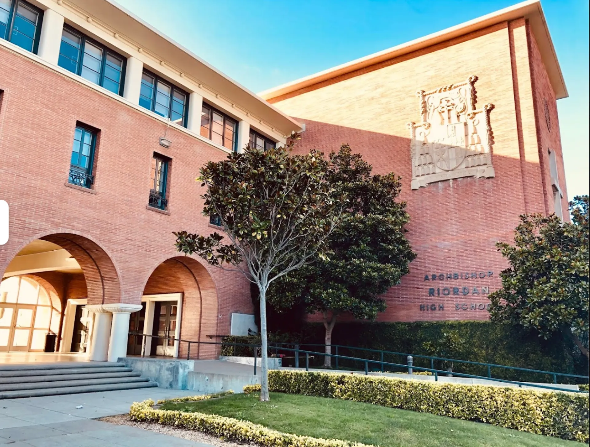 L'edificio rosa con ingressi ad arco si trova nel campus della Archbishop Riordan High School.