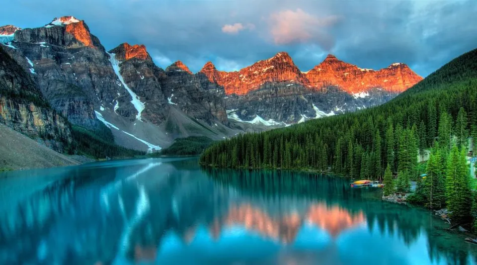 Il lago calmo davanti alle montagne innevate riflette l'ambiente circostante nel terreno della Acton High School.