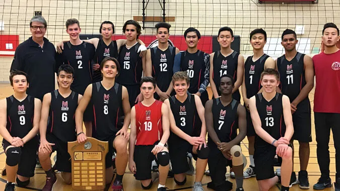 El equipo de voleibol del York Mills Collegiate Institute posa con un trofeo en el gimnasio.