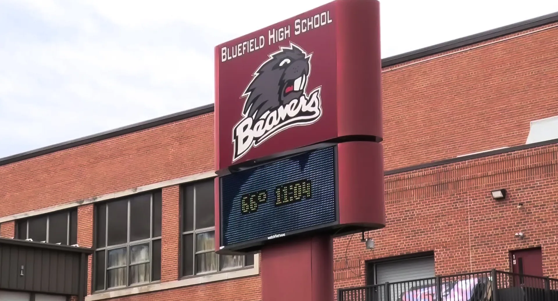 Il grande cartello rosso con il logo dei Bluefield High School Beavers sulla facciata di un edificio in mattoni.