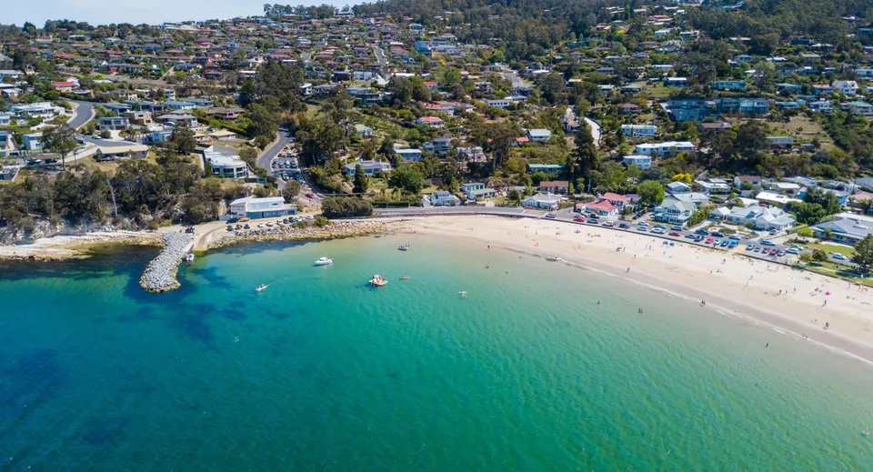 Paesaggio costiero con spiaggia e acqua limpida vicino alla Clarence High School.