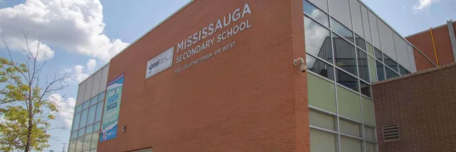 Das moderne Backsteingebäude der Mississauga Secondary School mit einer Fensterfront