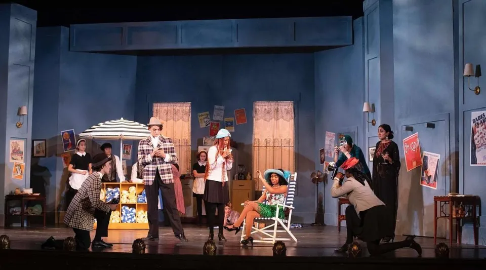Studenti della The Lawrenceville School recitano in un'opera teatrale sul palco.