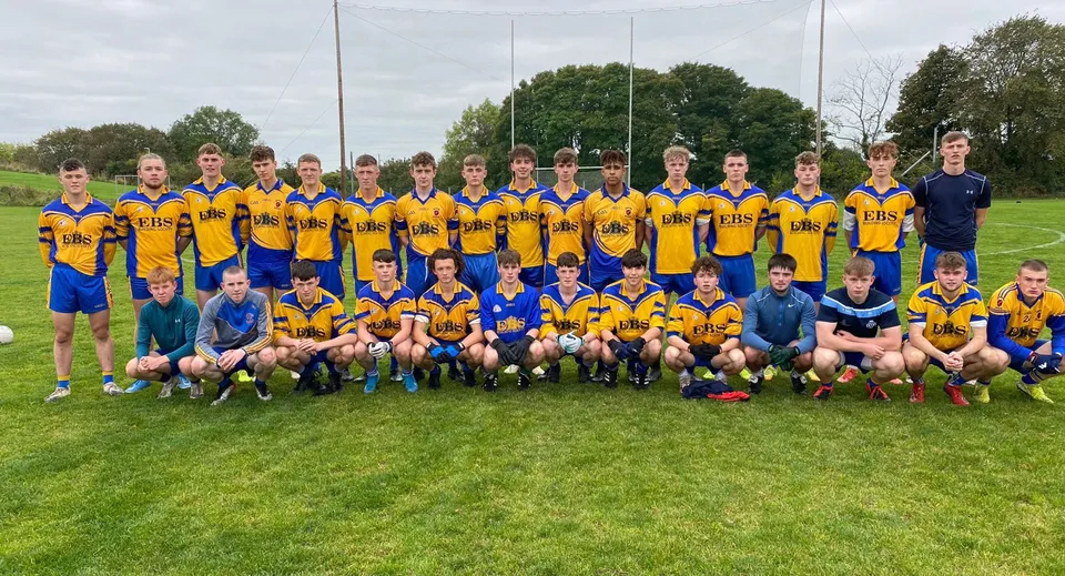 Un gruppo di giocatori di calcio posa su un campo nel campus della St. Mary’s Diocesan School.