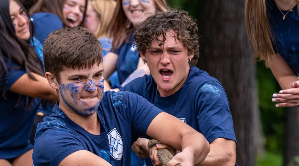 Studenti della White Mountain School festeggiano all'aperto un evento animato con i volti dipinti.