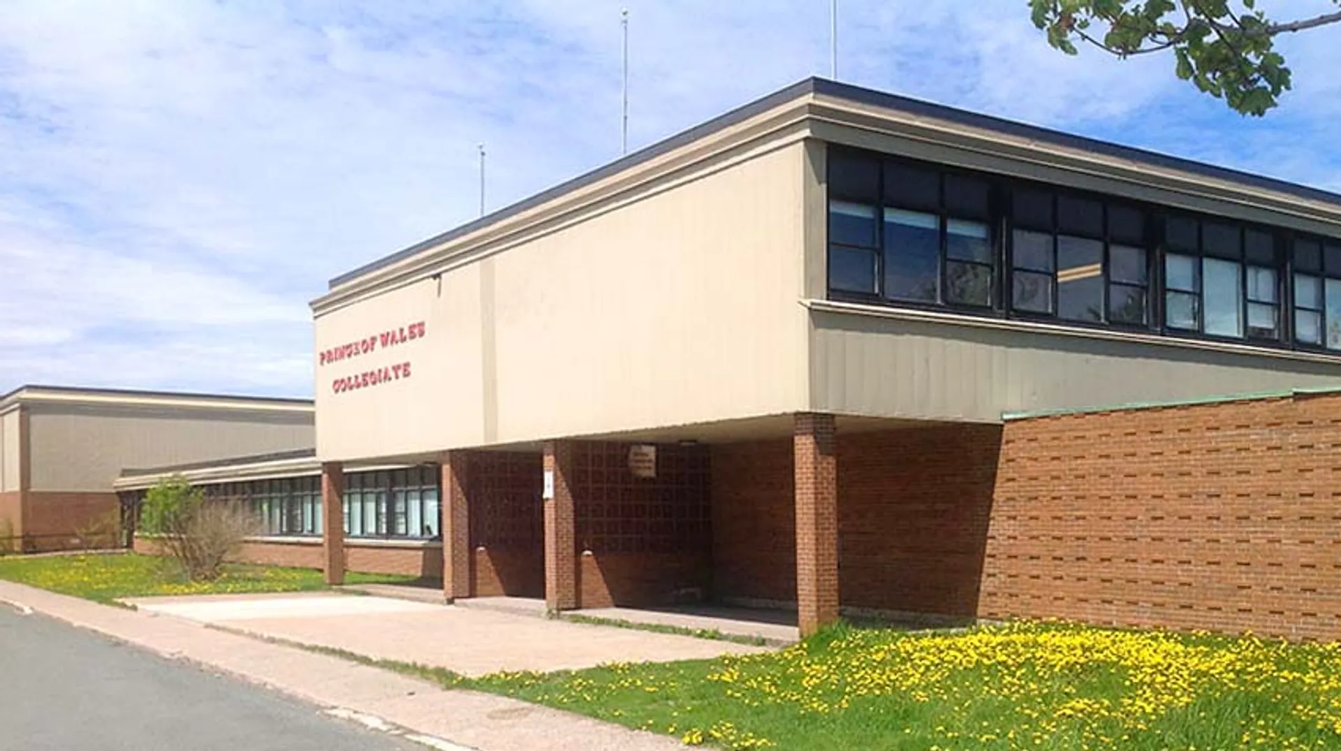 L'edificio moderno a più piani con facciata in mattoni e vetro si trova nel campus della Prince of Wales Collegiate.