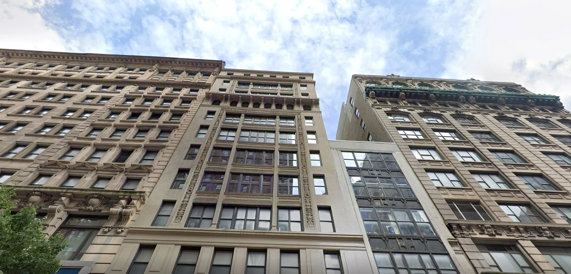 Gli edifici della Winchendon School a New York City mostrano un'architettura ricca di dettagli sotto un cielo nuvoloso.