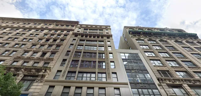 La facciata dell'edificio a più piani della Winchendon School a New York.